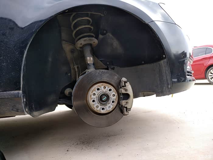 自己动手换右前轮内衬板