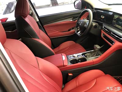 红色的内饰,看起来十个赞