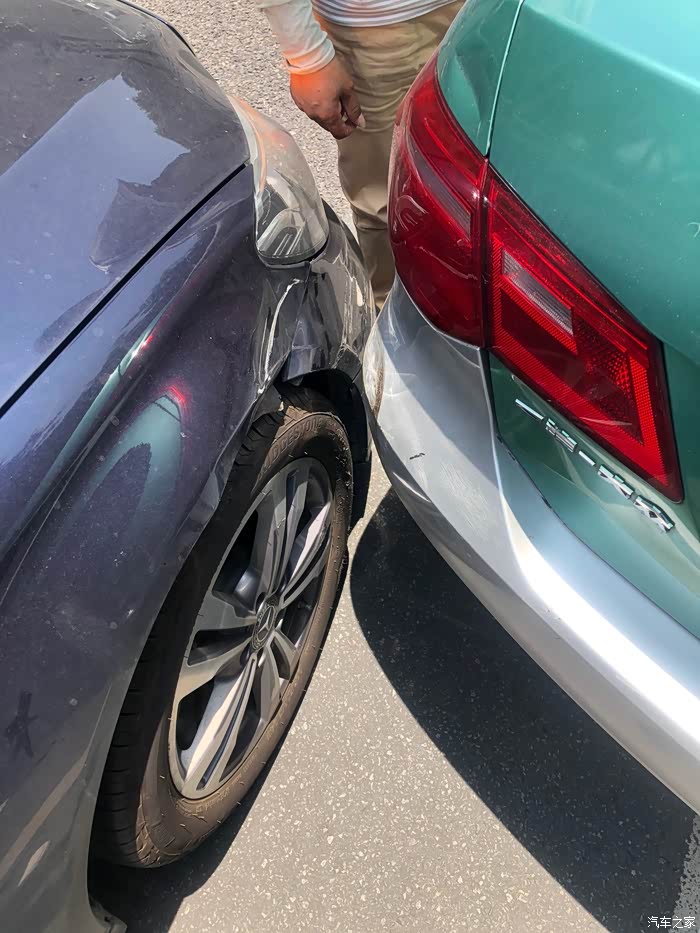 侧边追尾,车头件好软啊,出租车都没啥事