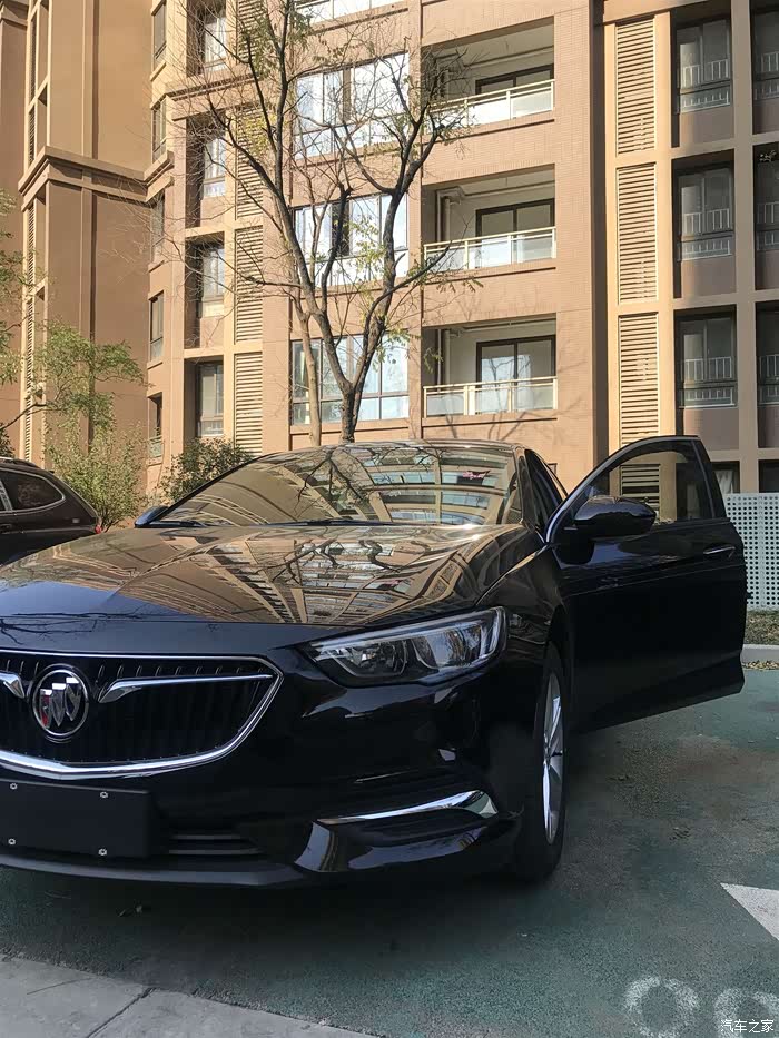 家中喜添第二辆车墨玉黑君威