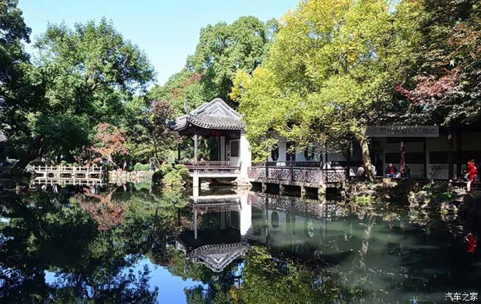 寄畅园的特别景色,围绕着一泓池水而展开, 山影,塔影,亭影,榭影,树影