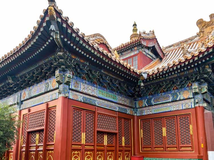 御花园是四季常青的园林景观是古代供帝王后妃休息游玩的地方