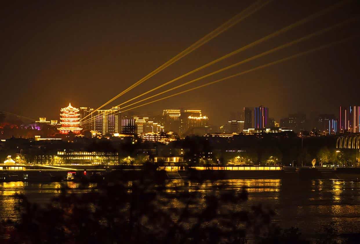 夜幕降临,在炫彩灯光的装点之下,黄鹤楼美轮美奂.