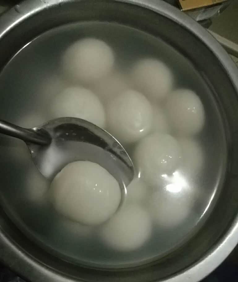 中午吃饭的时候自己开车回家吃了一份汤圆.