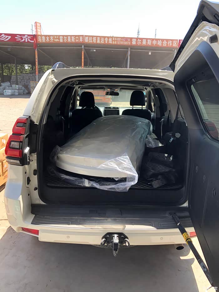 普拉多后备箱能放几个28寸的箱子?