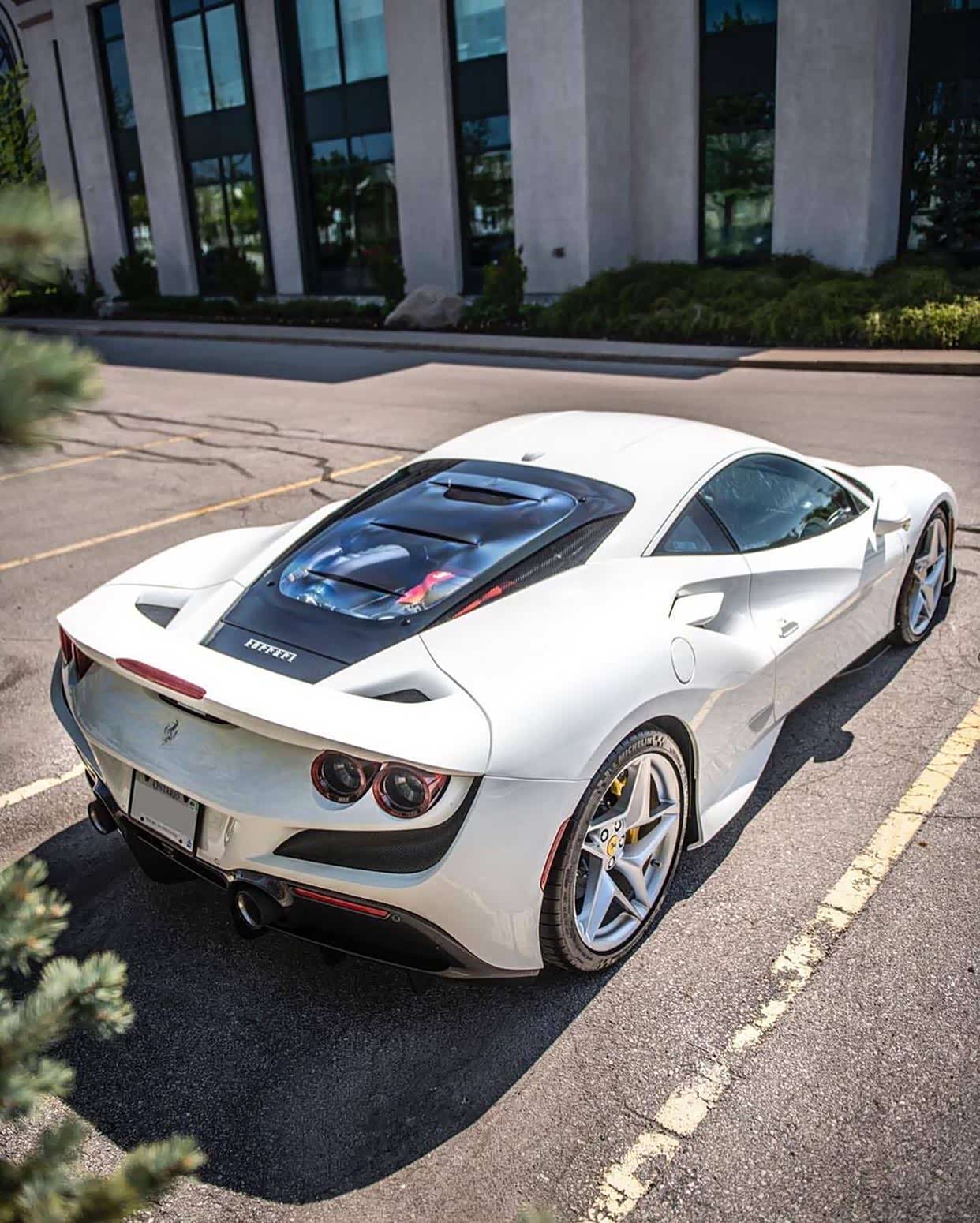 白色的法拉利f8 tributo也很cool