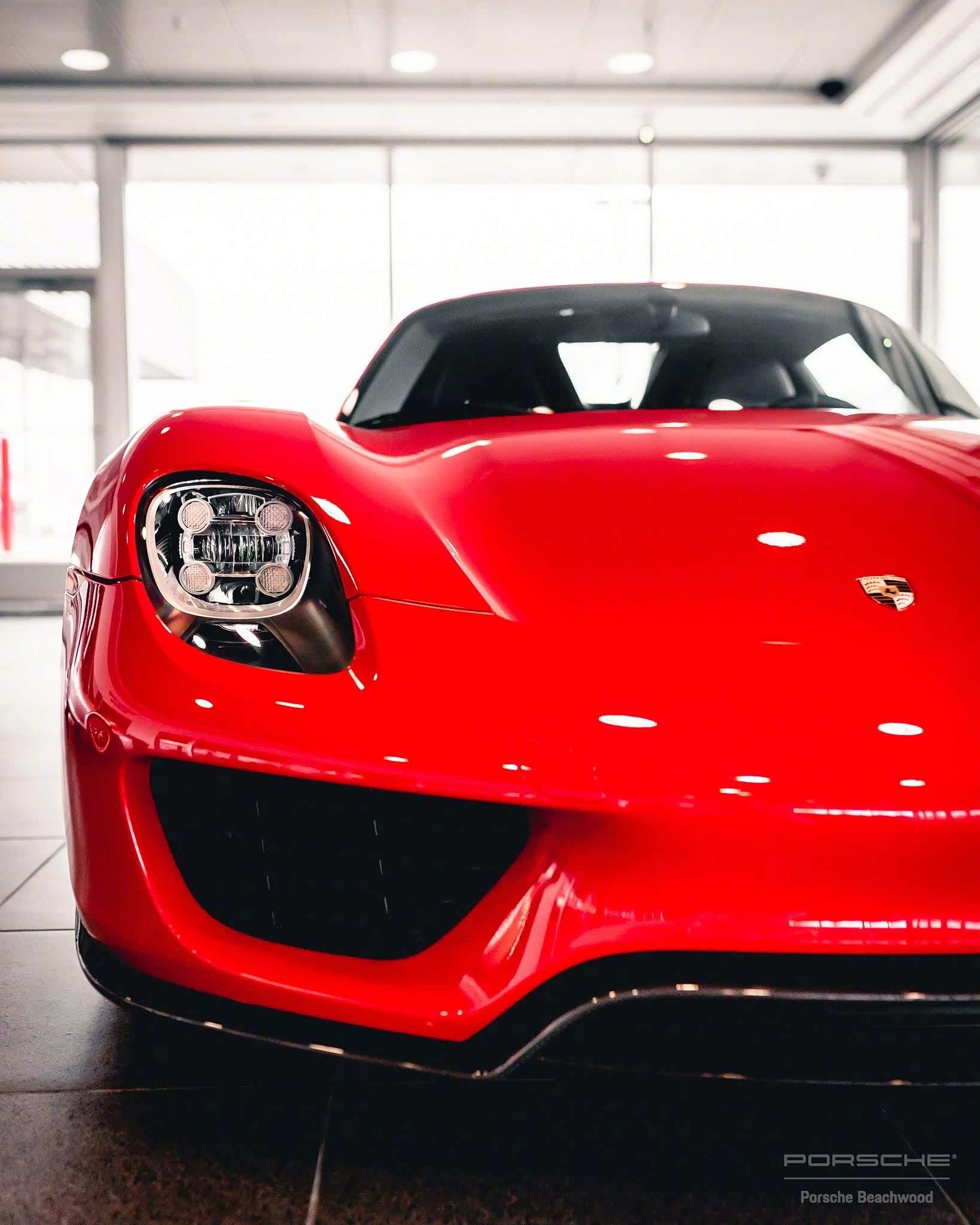 红色的保时捷918太骚了