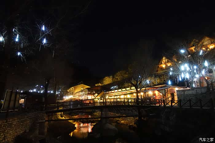 夜晚的山吧,寒冷的冬日,灯火通明圣诞气息十足.