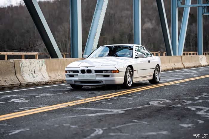 白红搭配的宝马850csie31优雅的姿态