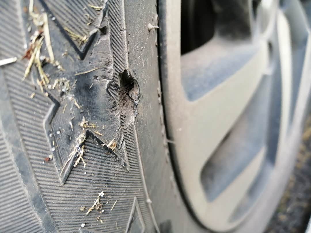 【图】轮胎侧边破了,请问露线了吗?需要换么?_雪铁龙c3-xr论坛_汽车之