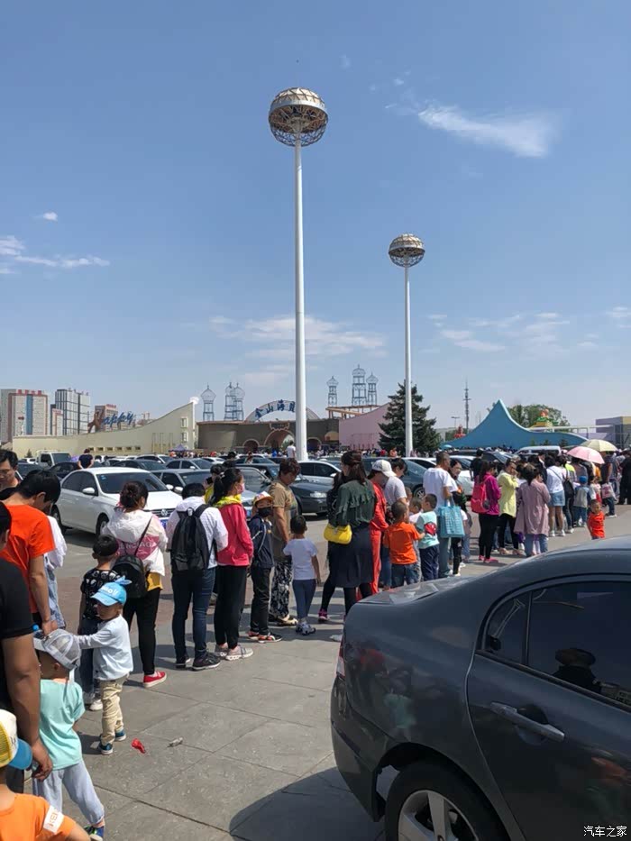 然后排队买票是这样的阵仗