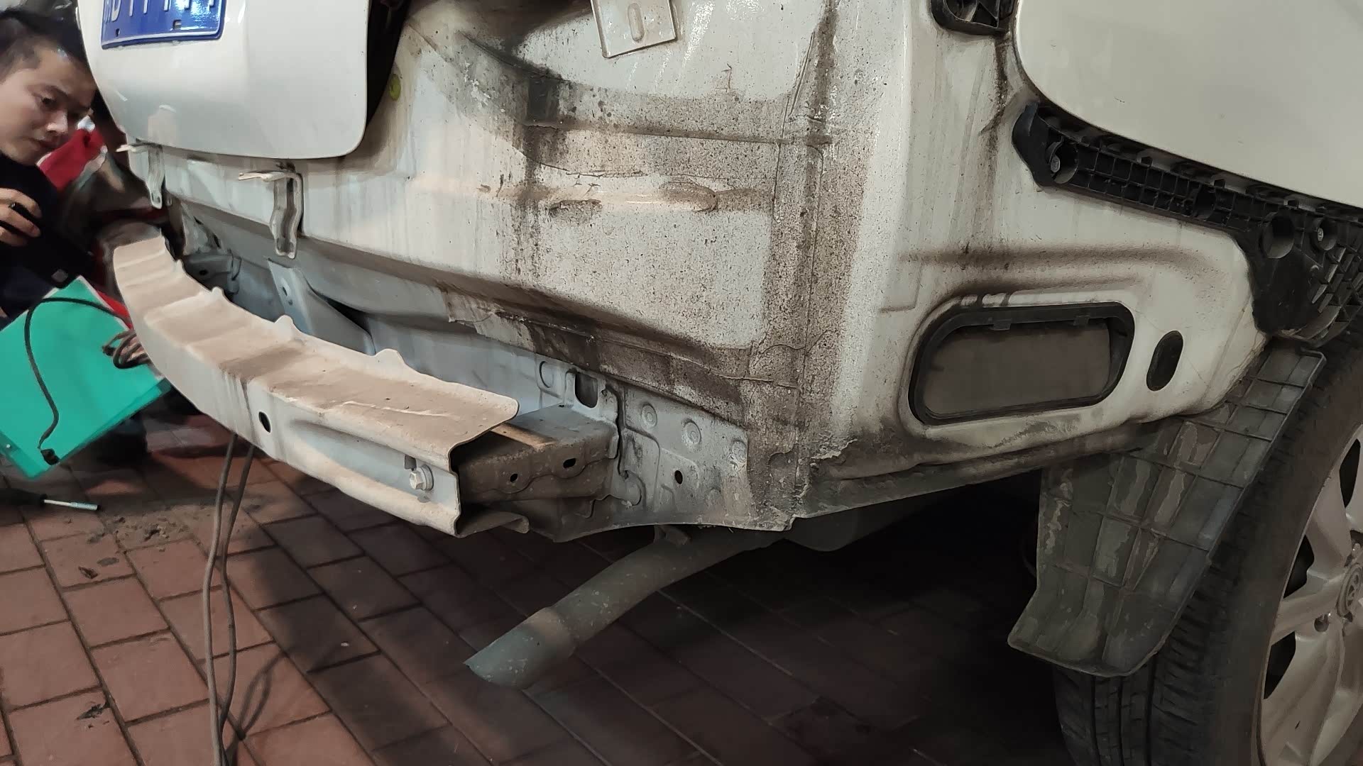 14款丰田威驰后防撞钢梁