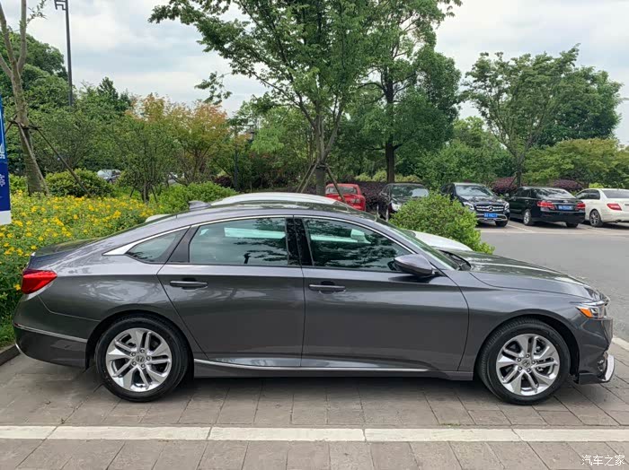 十代雅阁豪华版太空银微改