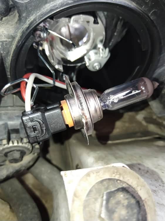 逸动xt15t五年首次更换近光灯灯泡