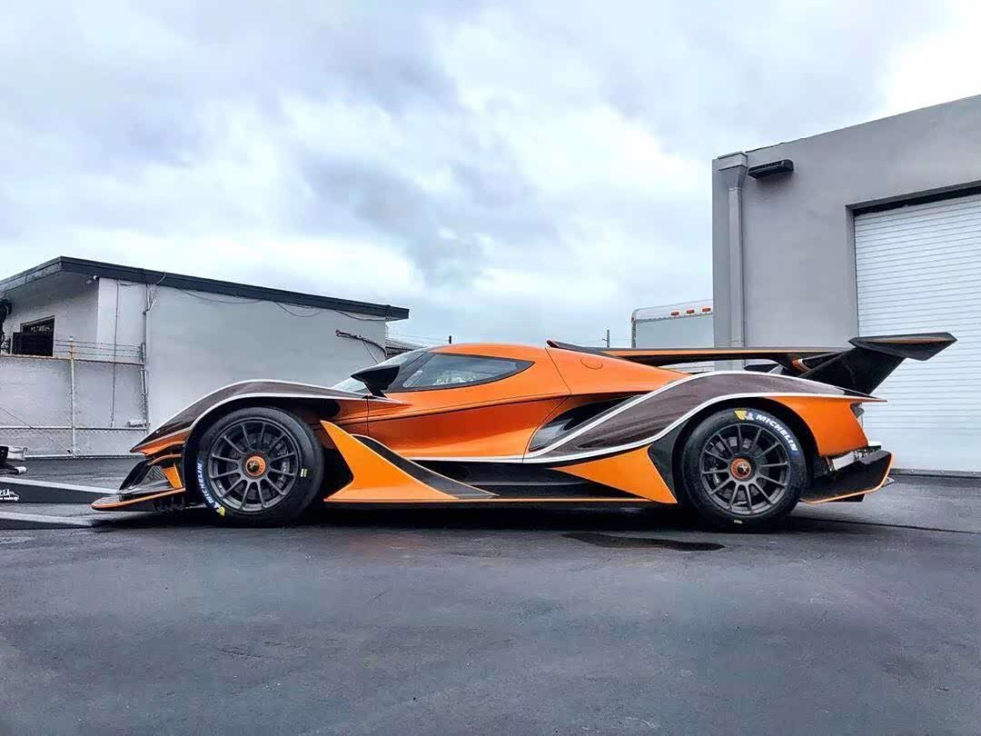 作为一款超级跑车apolloie采用了碳纤维单壳架构