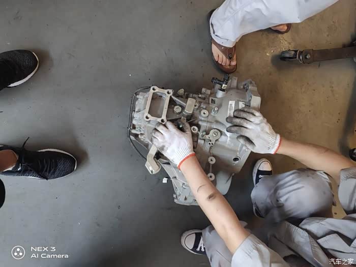 冷车响,慢慢的开久声音就明显,半个小时就很明显,昨天去4s店拆变速箱