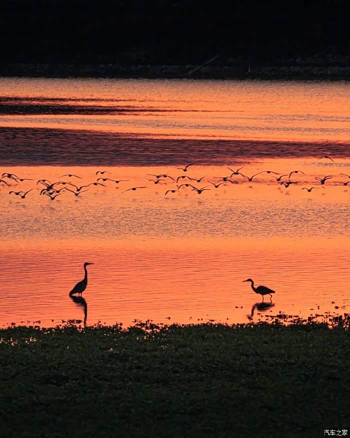 日落时的黄昏,残留下一丝余光,真是优美惬意.