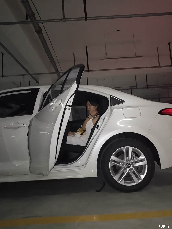 夜晚的雷凌显得更加犀利地下车库拍照