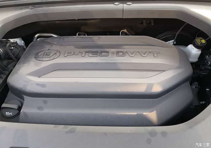 打开这个发动机看看,能发现这个发动机上覆盖着一块饰板,是发动机看