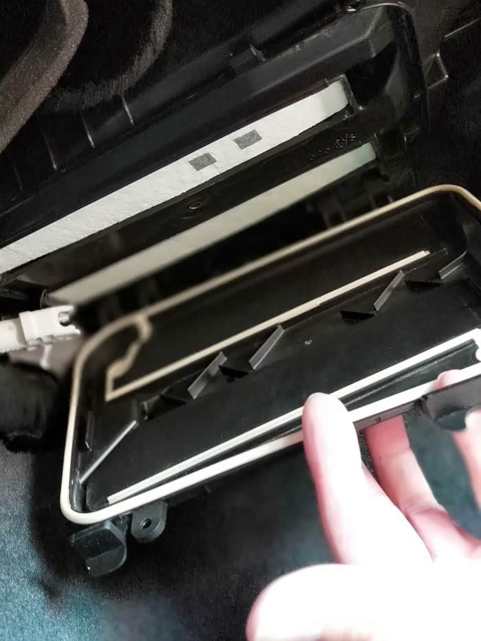 给大家发个宝马新5系自己换空调滤芯的作业