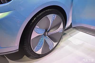 封闭式边形进气中网格珊两侧全led灯造型狭而犀利超运动轮毂隐藏式门