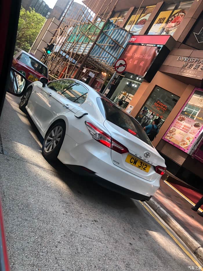 在香港街头见到的新款凯美瑞