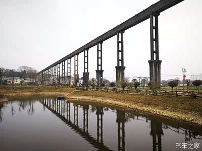 高高的引水渠,这应该是上世纪60-70年代修建人工水利工程