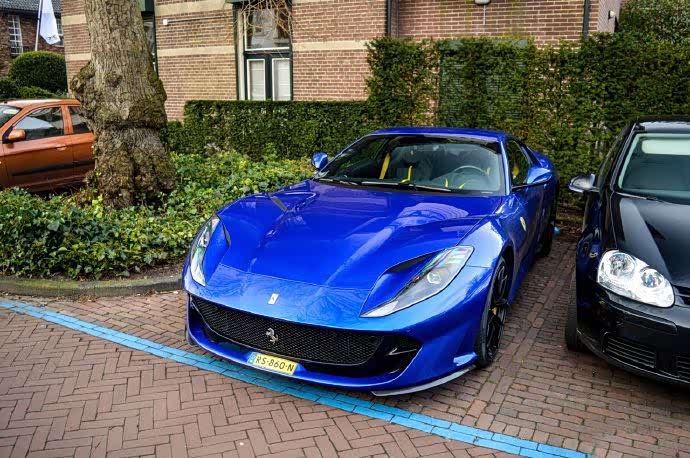 法拉利ferrari 812 superfast 最帅的蓝色