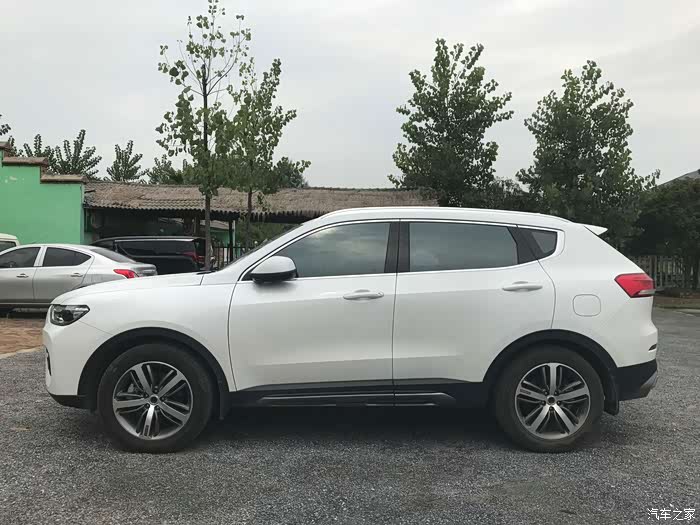 转了一圈出来看见我们的大白停在这里,侧身真是帅气