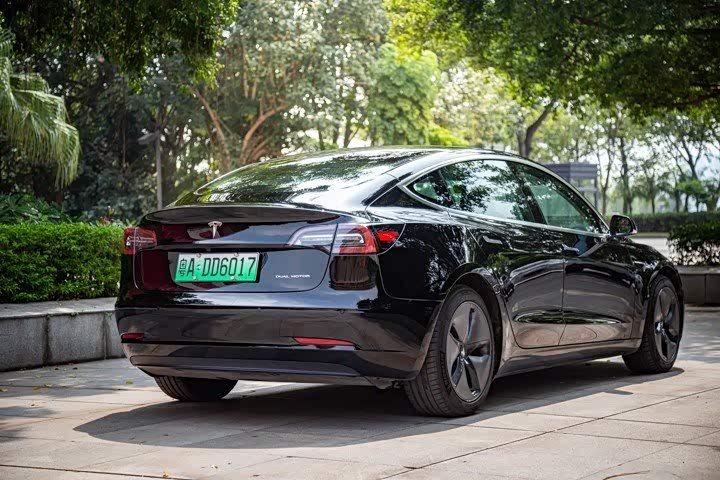 model3为了进一步简化车厢采用了按键式开门设计