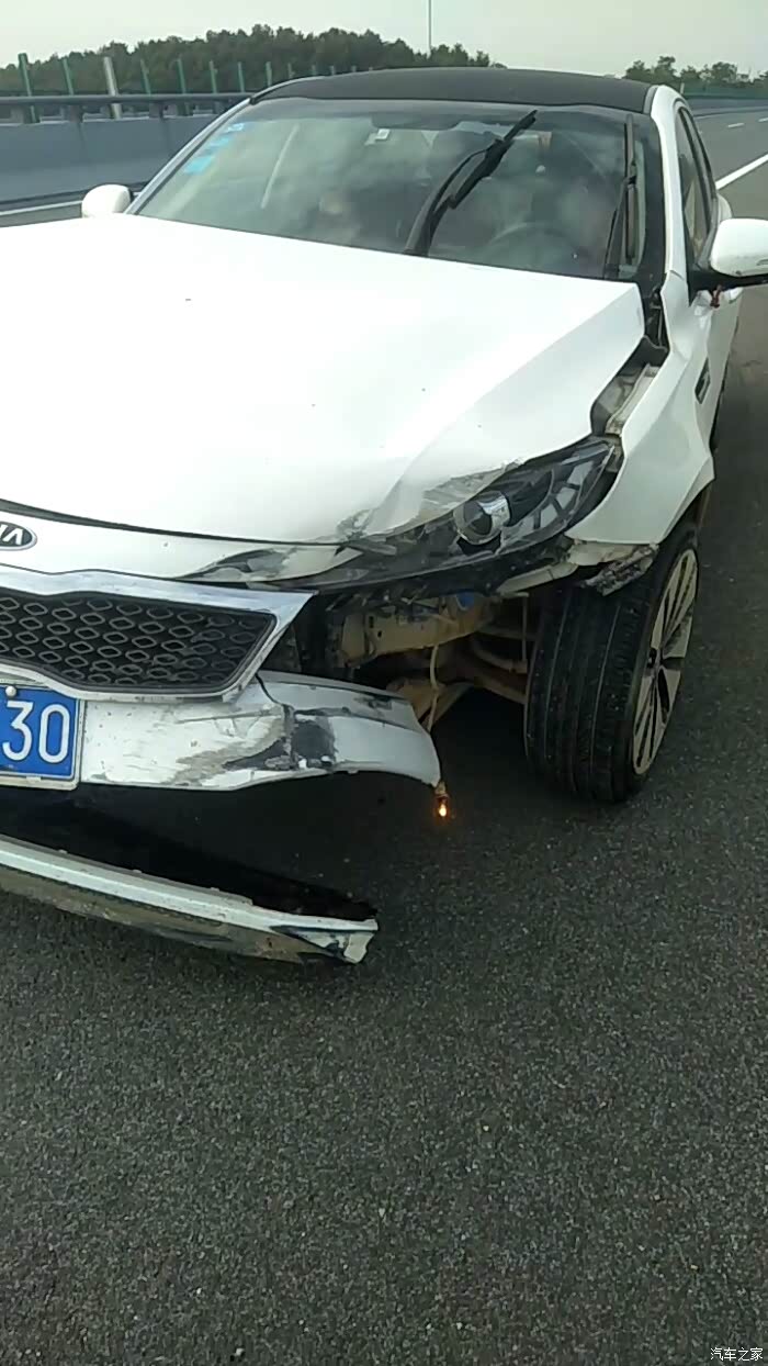 k5高速爆胎撞车安全气囊一个都没爆