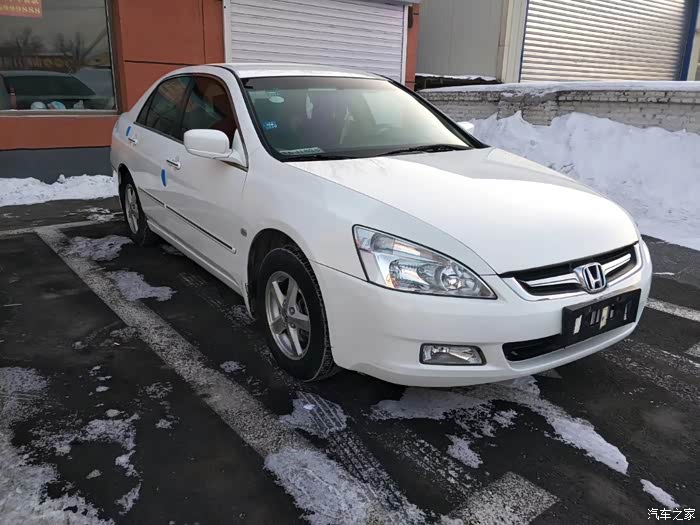 08手动白色的雅阁七代半