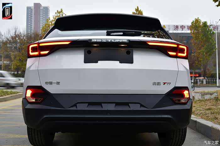 贯穿式尾灯非常吸引我的目光,保险杠上凸起的线条同两侧尾灯相连,相互