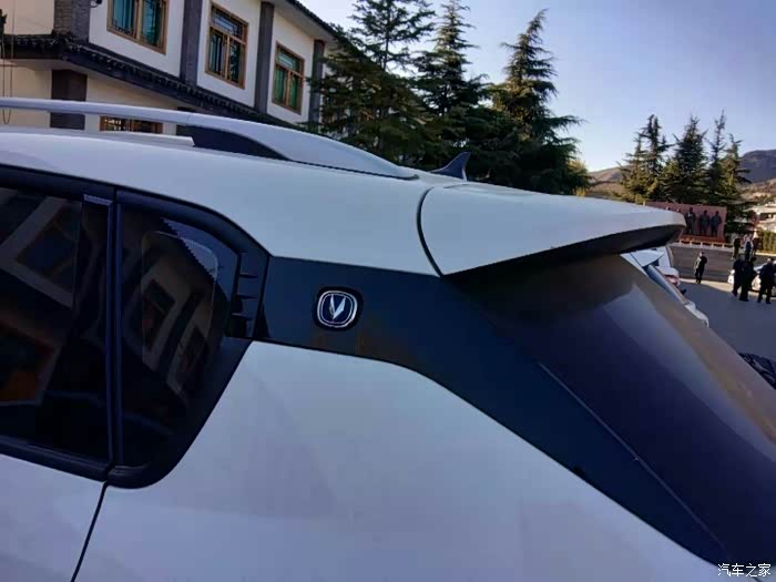 具有辨识度得长安悬浮式车窗.