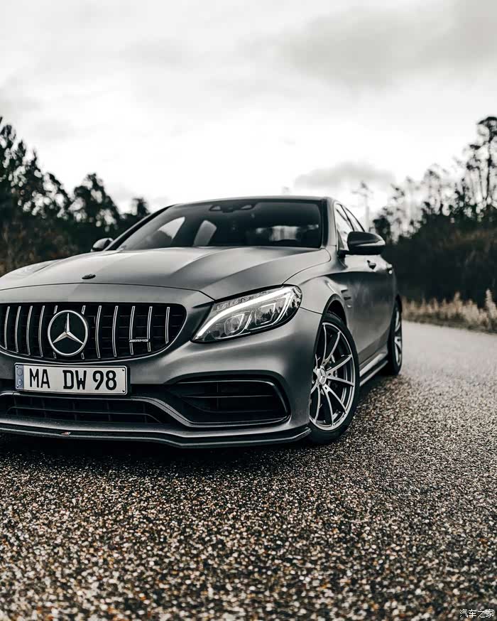 黑色的奔驰#mercedes-amg ,在小路里,自由自在.