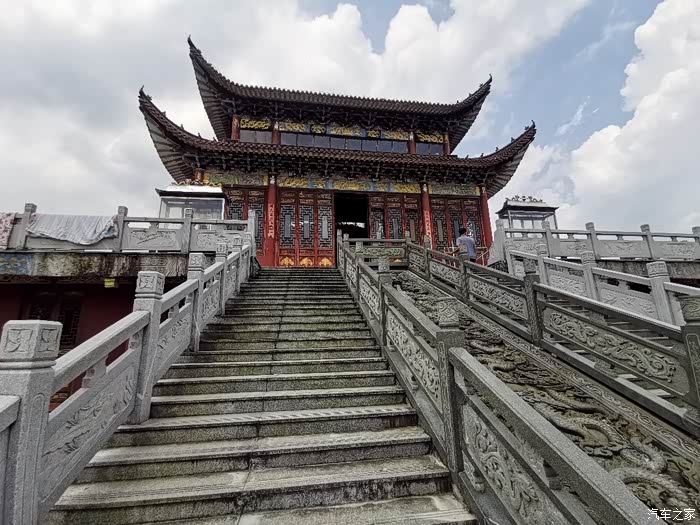 带85爬山路十八弯 云雾山庄