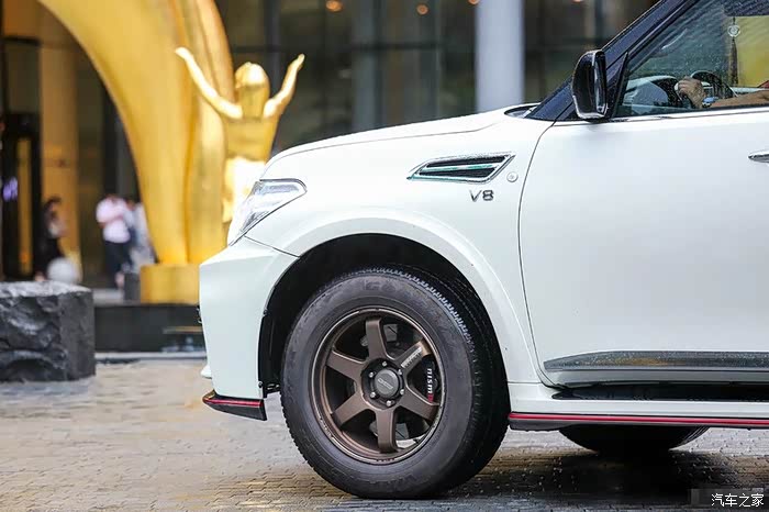 te37轮毂,搭配380mm加刹车盘,在搭配nismo原厂刹车卡钳,20英寸轮毂正