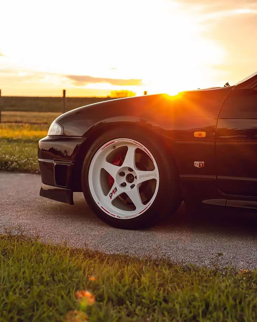 日落夕阳下的日产gtr