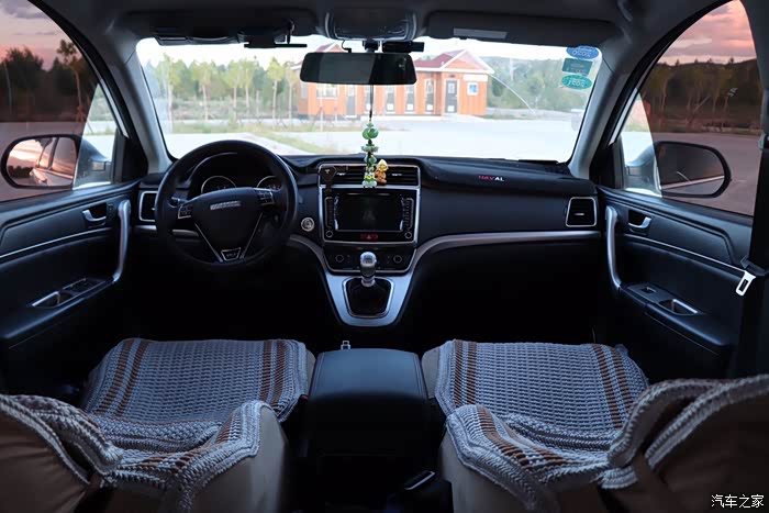 中规中矩的哈弗m6内饰很耐看功能配置使用也很方便
