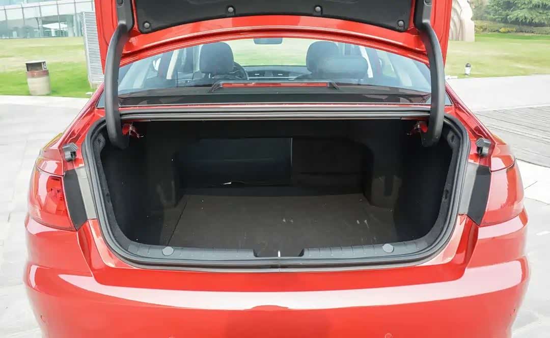 帝豪gl作为一辆紧凑级三厢轿车后备箱的实用性表现中规中矩