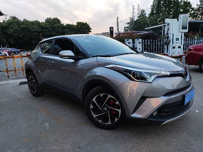 灰色奕泽贴黑顶