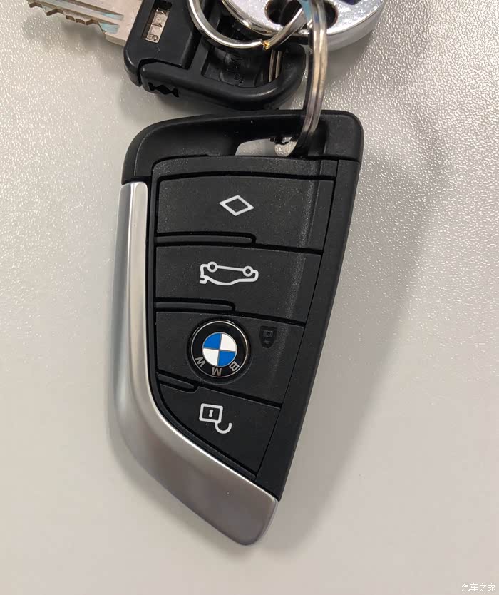 刀锋钥匙黑色塑料按键好丑