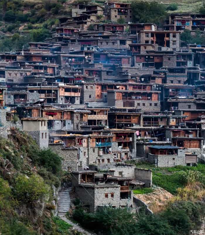 亚大村位于大凉山木里深处的俄亚乡