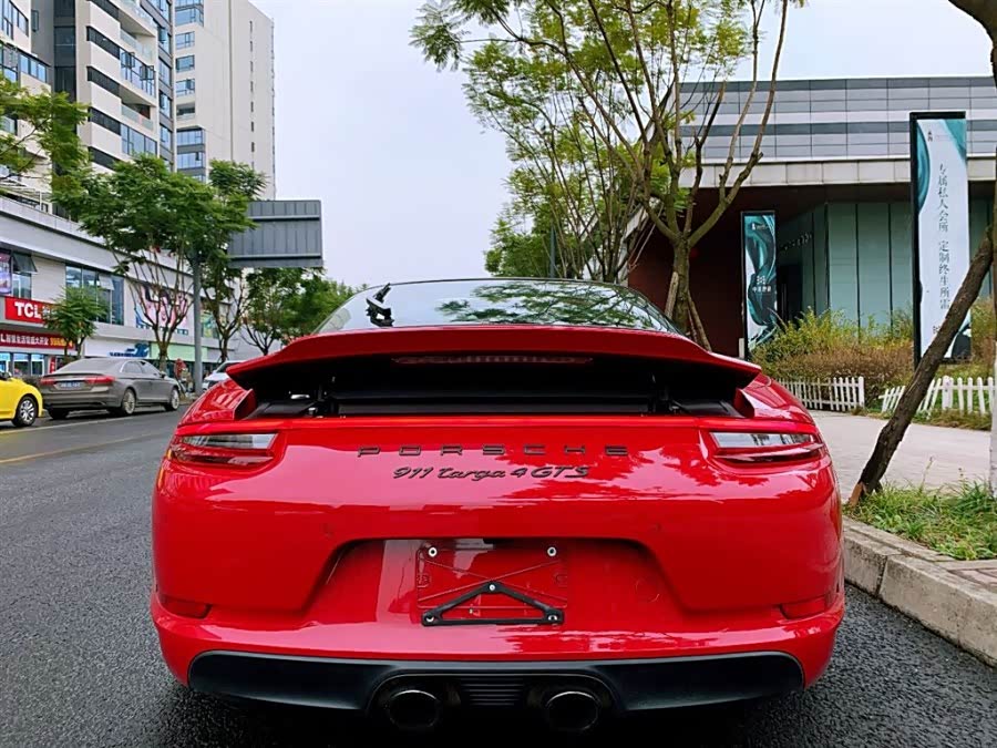红色敞篷保时捷911,谁见谁喜欢!