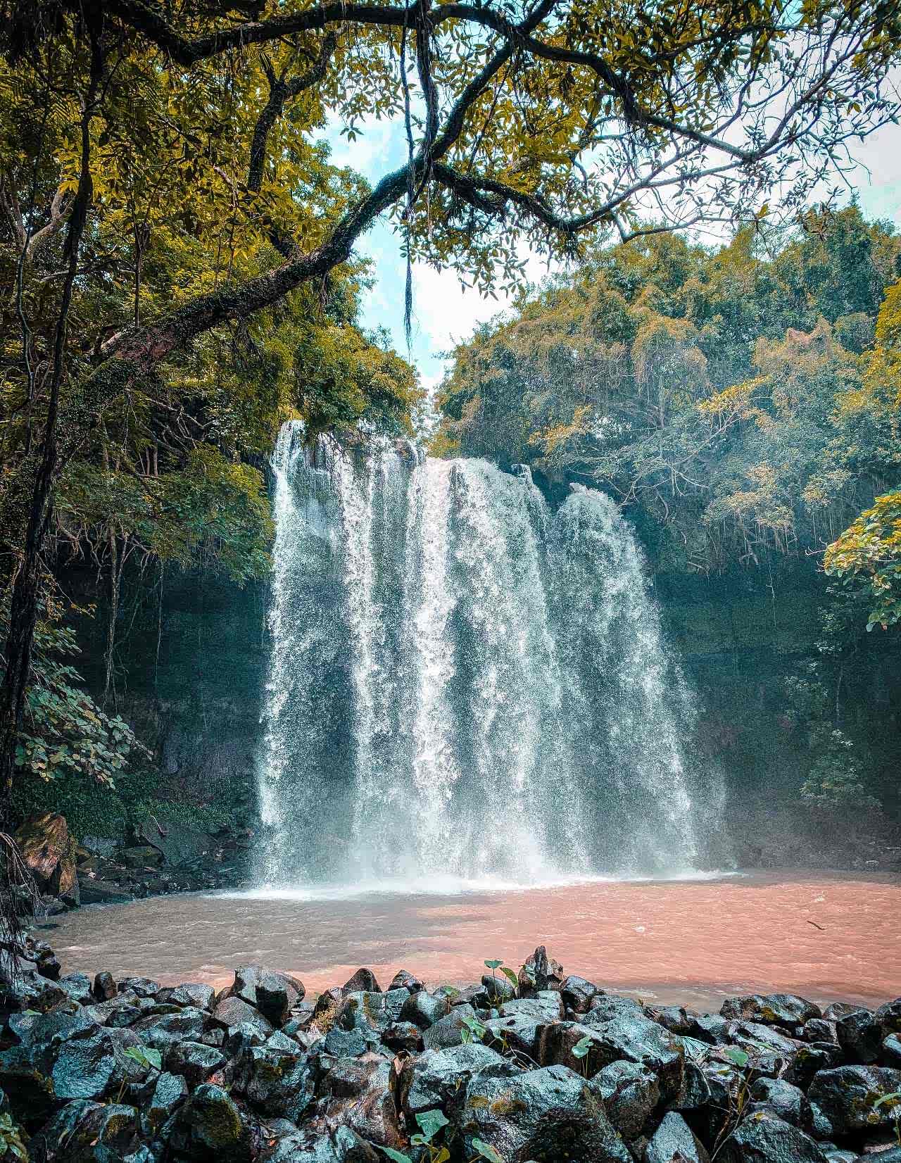 居仁瀑布景点就是多人呐近看这么大的瀑布真的很壮观哦
