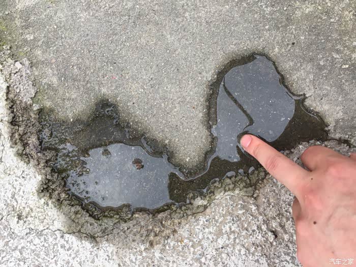 昨天我突然趴下去看了看,发现底盘中间在滴,地上一滩,赶紧挪车看,是水