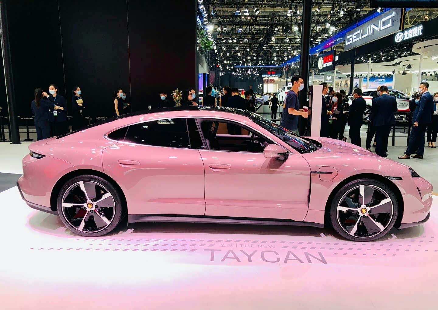 2020北京车展# 樱花粉紫保时taycan帅气满分.