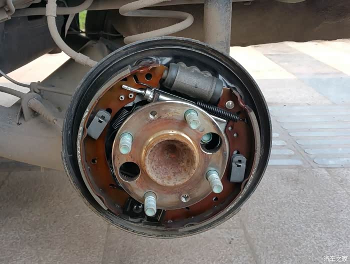 09款嘉年华的后鼓刹这样安装对吗