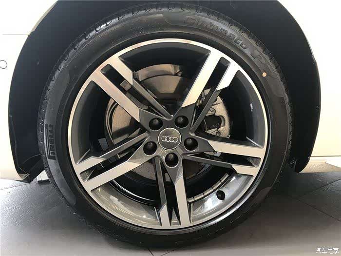 我最喜欢的一个地方了,奔驰的那个五幅式轮毂没有奥迪的这个看着霸气