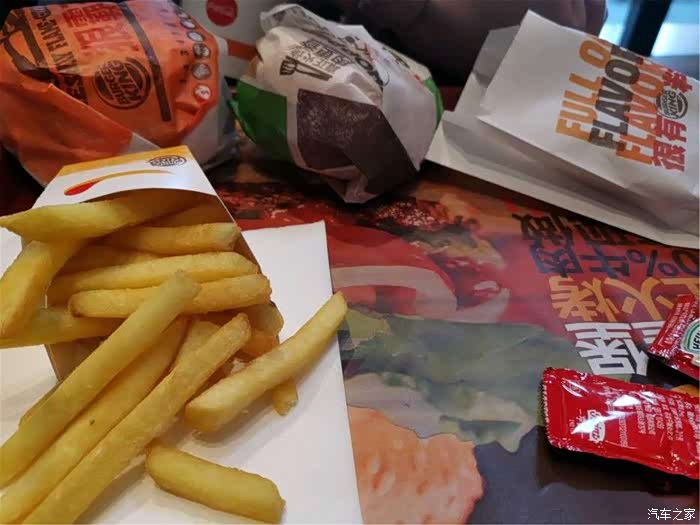 我们两个把食物端了上来,准备开吃.